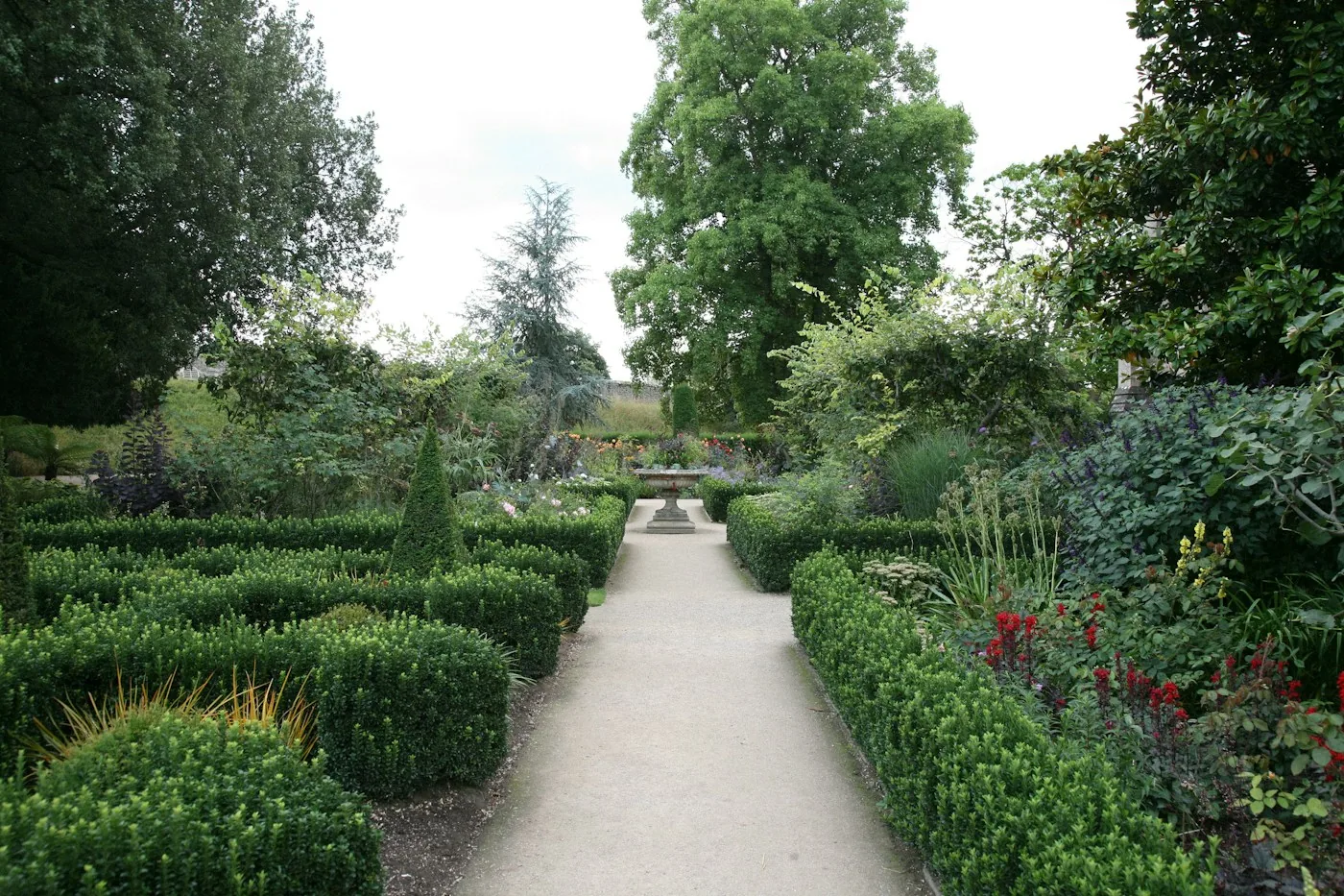 Gepflegter Garten mit Grünflächen – Symbolbild
